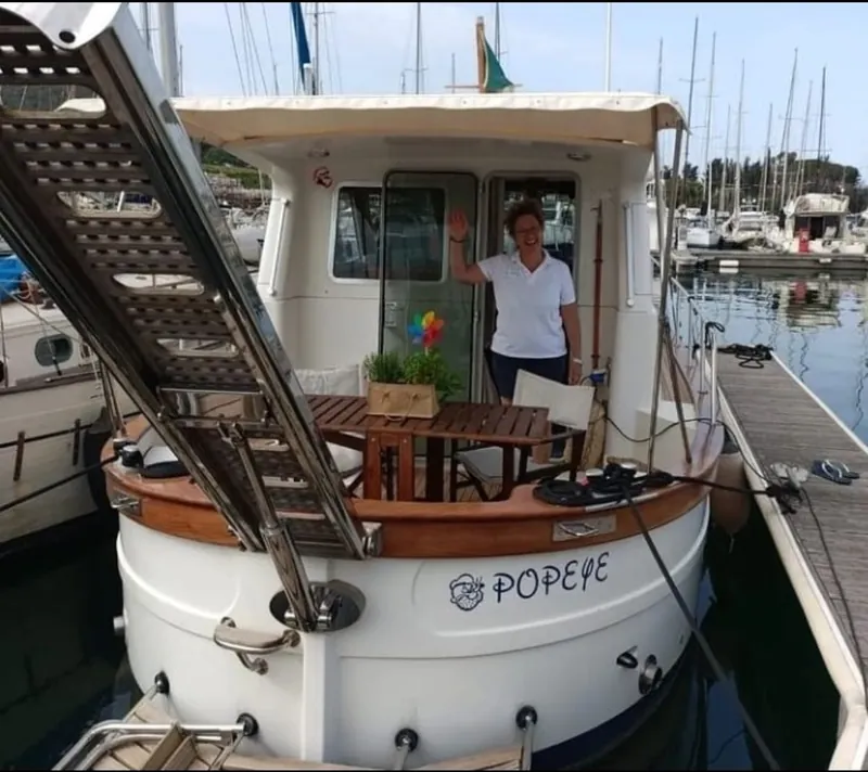 A poppa del gozzo Popeye ormeggiato in marina
