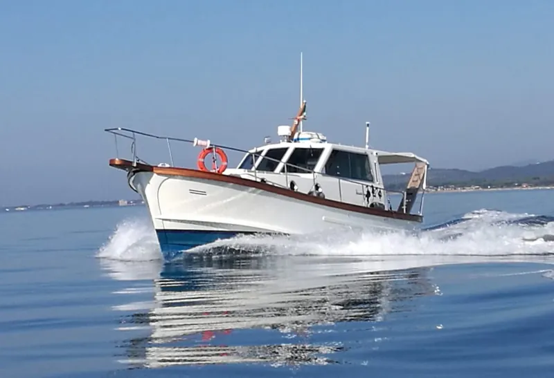 Il gozzo Popeye in planata sul mare piatto